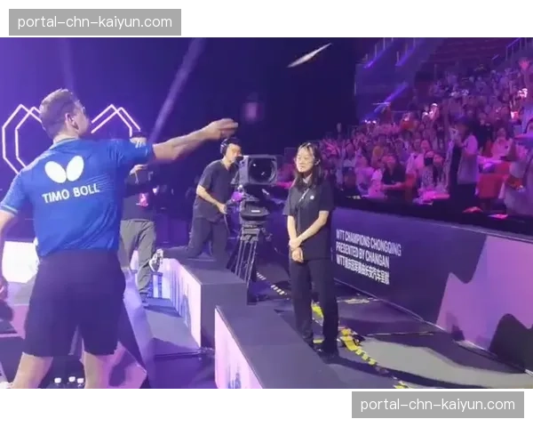 特写：波尔赛后与现场韩国观众合影，告别其最后一届世乒赛